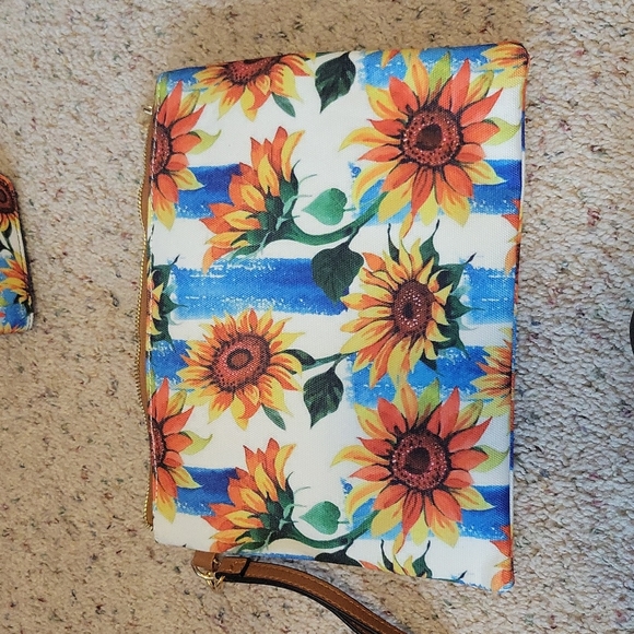 Sunflower Travel Set - Picture 3 of 12